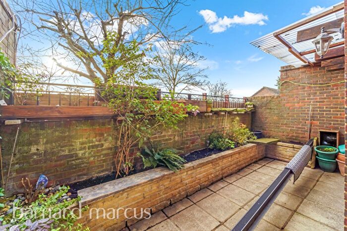 1 Bedroom Flat For Sale In Deerhurst Close, Feltham, TW13