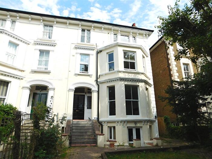 2 Bedroom Flat To Rent In South Bank Terrace, Surbiton, KT6