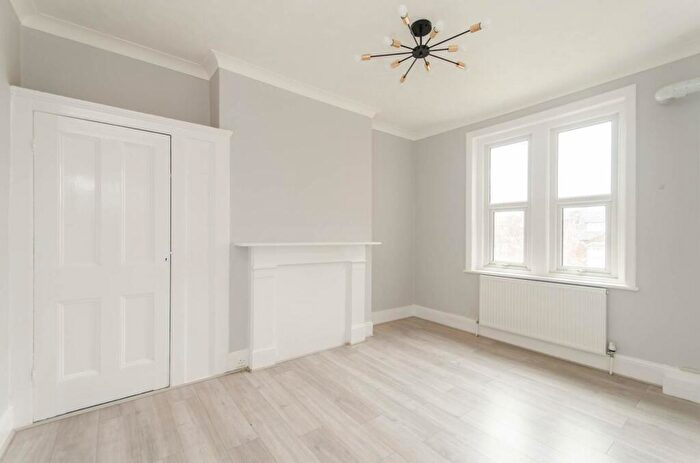 2 Bedroom Flat To Rent In Grosvenor Gardens, Willesden, London, NW2