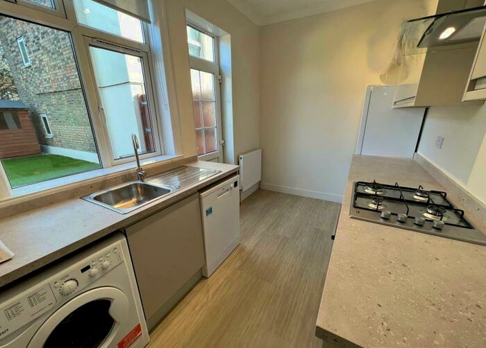 2 Bedroom Flat To Rent In Canning Crescent, Wood Green, N22