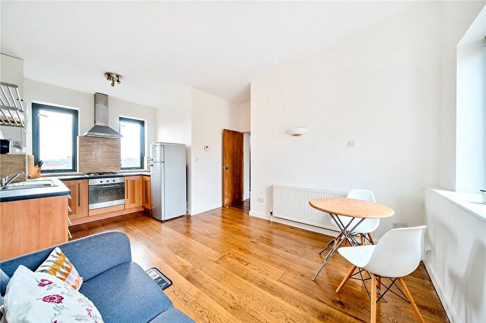 1 Bedroom Flat For Sale In Bird In Hand Mews, London, SE23