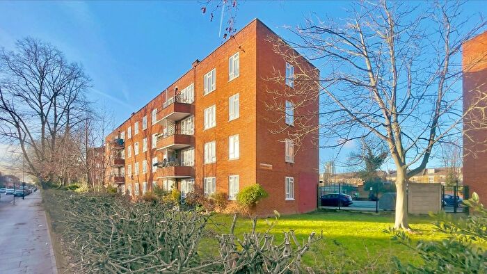 2 Bedroom Flat For Sale In Manor Road, London, N16