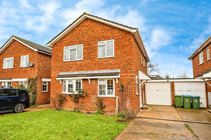 4 Bedroom Link Detached House For Sale In Chalgrove End, Stoke Mandeville, Aylesbury, HP22