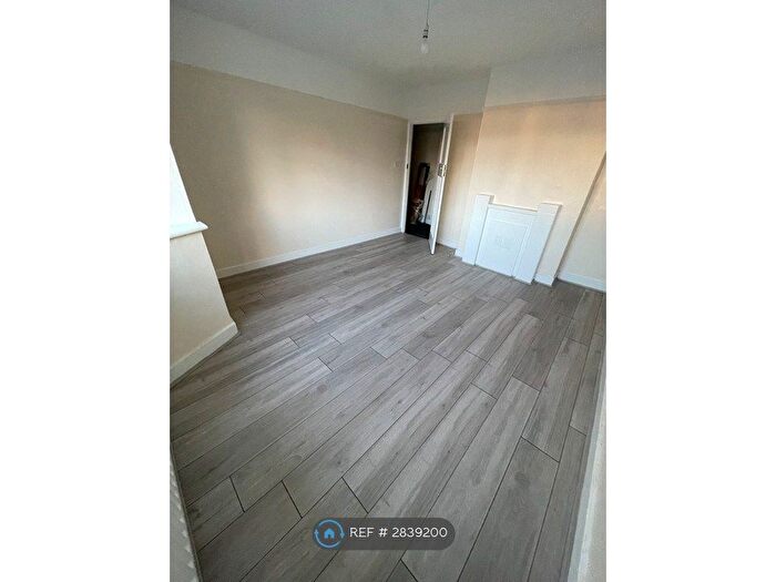 3 Bedroom Flat To Rent In Holmbury Court, London, SW17