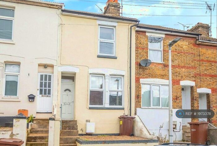 3 Bedroom Terraced House To Rent In Gordon Road, Chatham, ME4