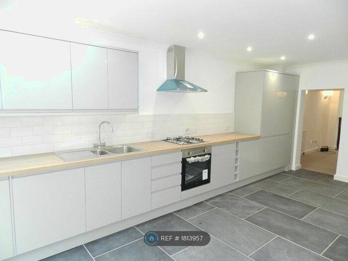 2 Bedroom Detached House To Rent In Cowleaze Road, Kingston Upon Thames, KT2