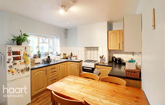 2 Bedroom End Of Terrace House For Sale In Hillside Grove, London, N14