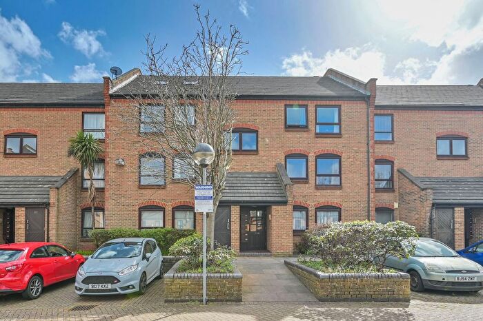 2 Bedroom Flat To Rent In Horseshoe Close, Docklands, London, E14