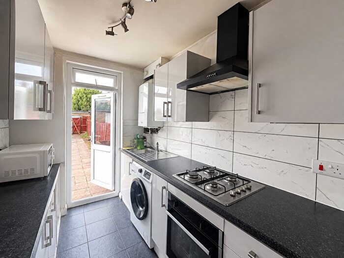 3 Bedroom Detached House To Rent In Mitcham Road, Croydon, Surrey, CR0