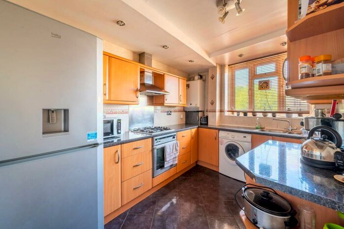 2 Bedroom Flat To Rent In Weir Road, Balham, London, SW12