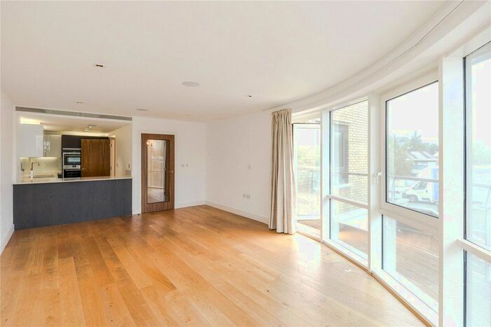 3 Bedroom Flat To Rent In Strand House, Kew Bridge, TW8