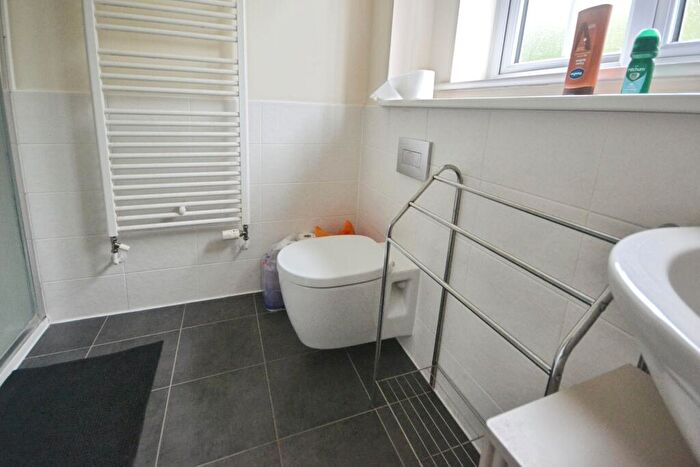 2 Bedroom End Of Terrace House For Sale In Beeches Way, Faygate, RH12
