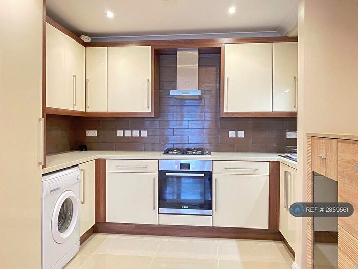 2 Bedroom Flat To Rent In Stoke Gardens, Slough, SL1