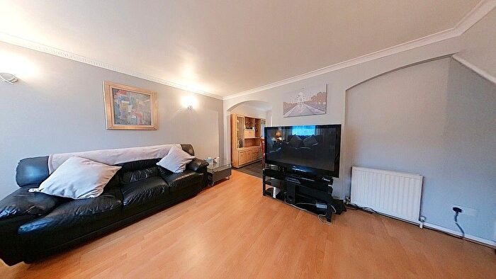 3 Bedroom Terraced House For Sale In Peregrine Close, WD25