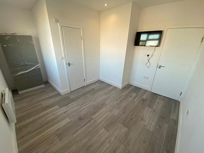 Studio To Rent In Selwyn Road, London, NW10