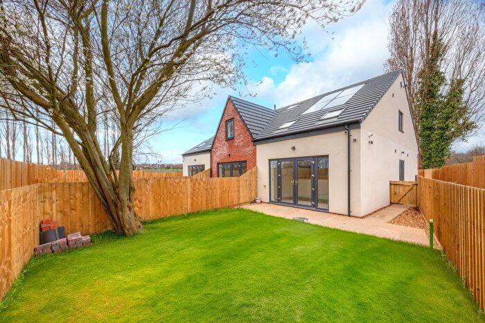 2 Bedroom Town House For Sale In Broom Close, Barnsley, S70