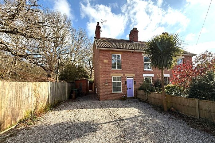 2 Bedroom Cottage For Sale In Beccles Road, Fritton, NR31