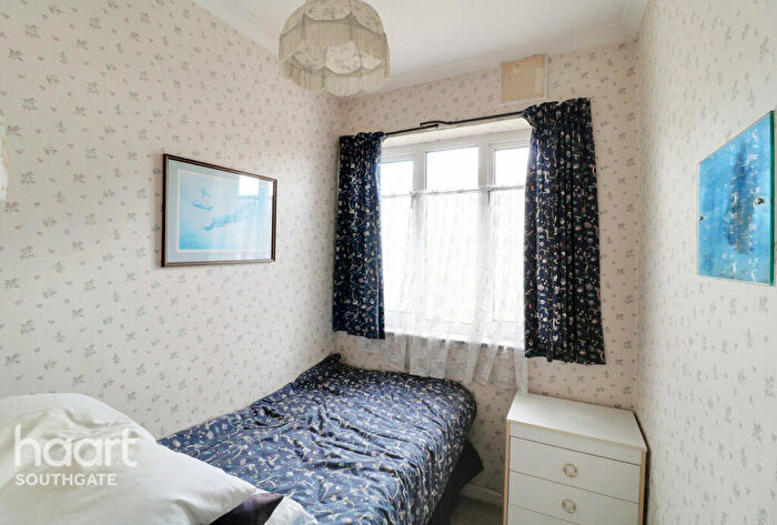 3 Bedroom Terraced House For Sale In Windmill Gardens, Enfield, EN2