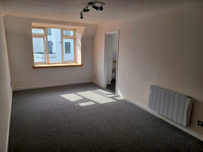 2 Bedroom Flat To Rent In Birchett Road, Aldershot, Hampshire, GU11