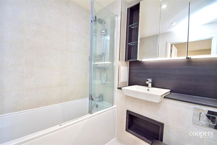 Studio To Rent In Meadowview Close, Harrow, HA1