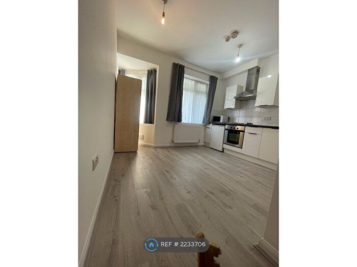 Studio To Rent In Brentmead Place, London, NW11