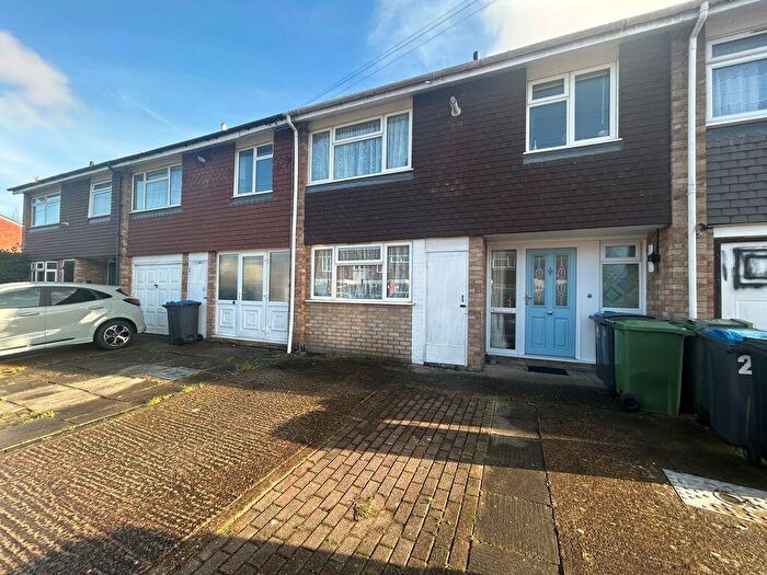 3 Bedroom Detached House For Sale In Angus Close, Chessington, KT9