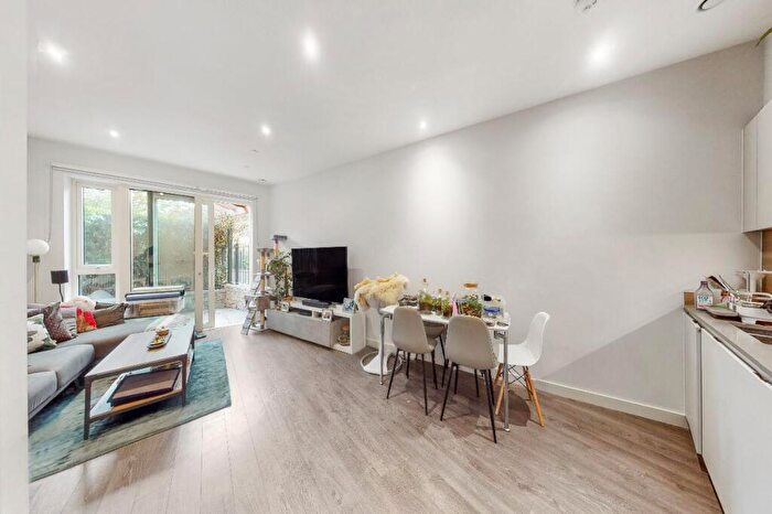 2 Bedroom Flat To Rent In Theshoreline Building, Newnton Close, London, N4