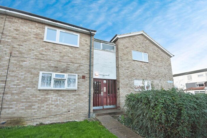 2 Bedroom Flat For Sale In Mynchens, Basildon, Essex, SS15