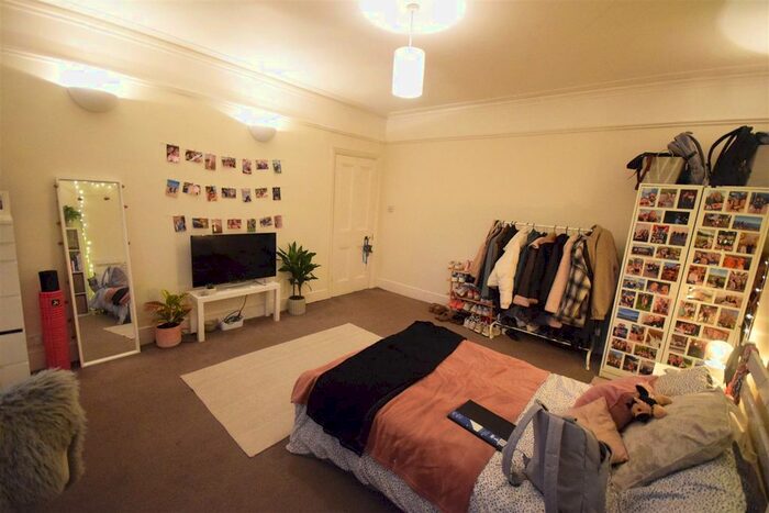 3 Bedroom Flat To Rent In London Road, Twickenham, TW1
