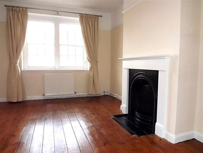 1 Bedroom Flat To Rent In Bishopric Court, Horsham, RH12