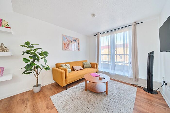1 Bedroom Flat For Sale In Gibbon Road, London, SE15