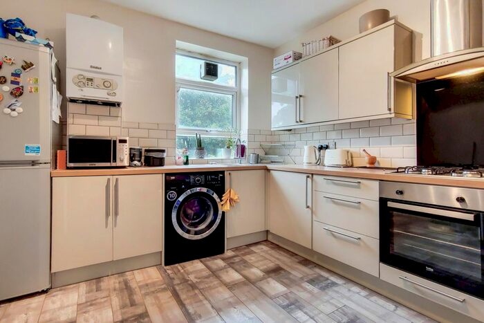 2 Bedroom Flat To Rent In Verulam Avenue, London, E17