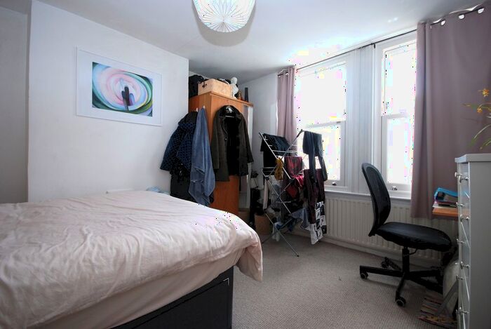 3 Bedroom Flat To Rent In Coverton Road, Tooting Broadway, SW17