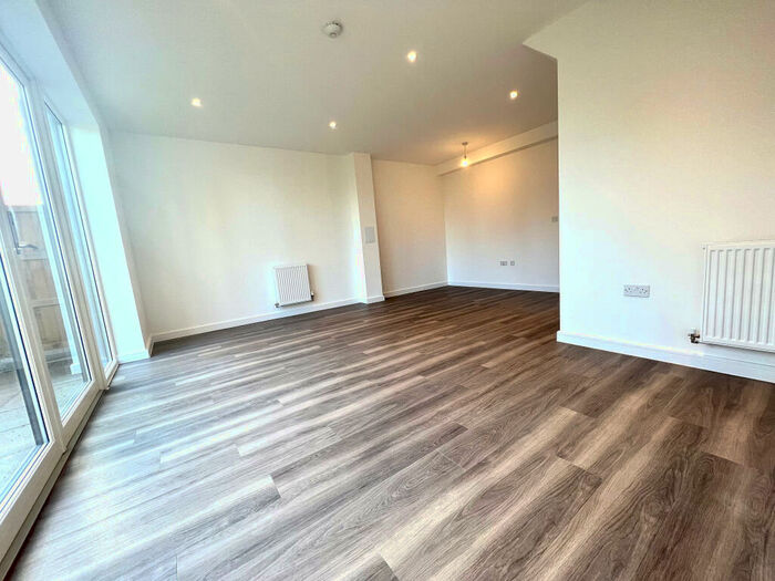 4 Bedroom House To Rent In Bridgend Crescent, Rainham, RM13