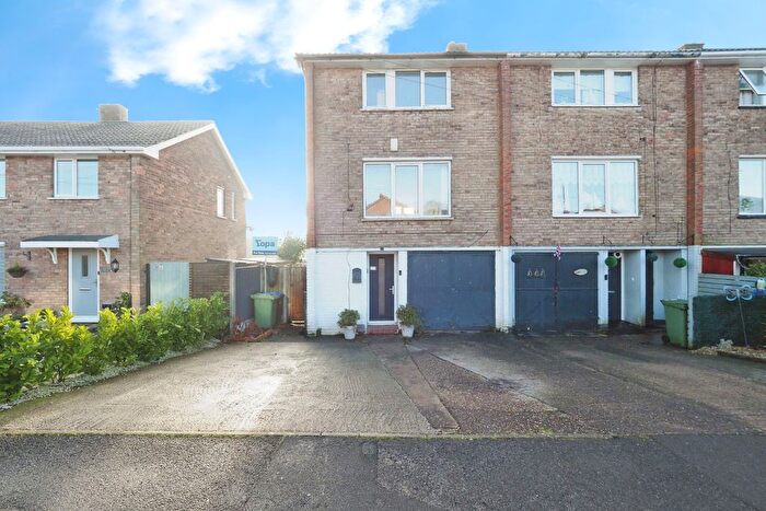 3 Bedroom Town House For Sale In Laxton Drive, Meden Vale, Mansfield, NG20