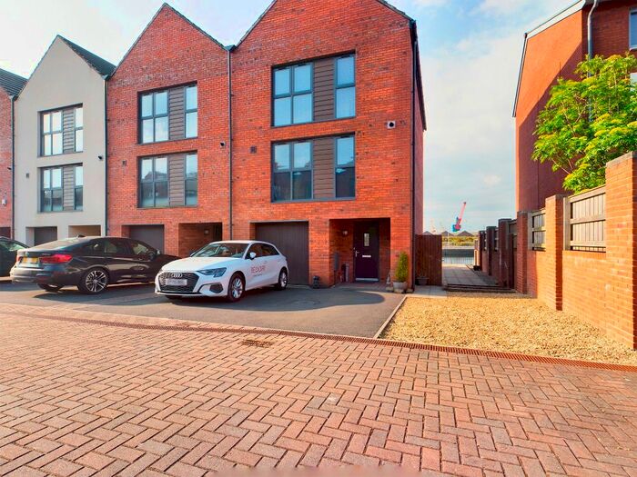 3 Bedroom Town House To Rent In Yr Hafan, Marina, Swansea, SA1