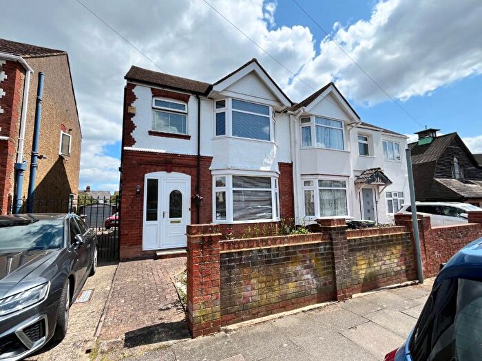 3 Bedroom Semi-Detached House For Sale In Felix Avenue, Luton, Bedfordshire, LU2