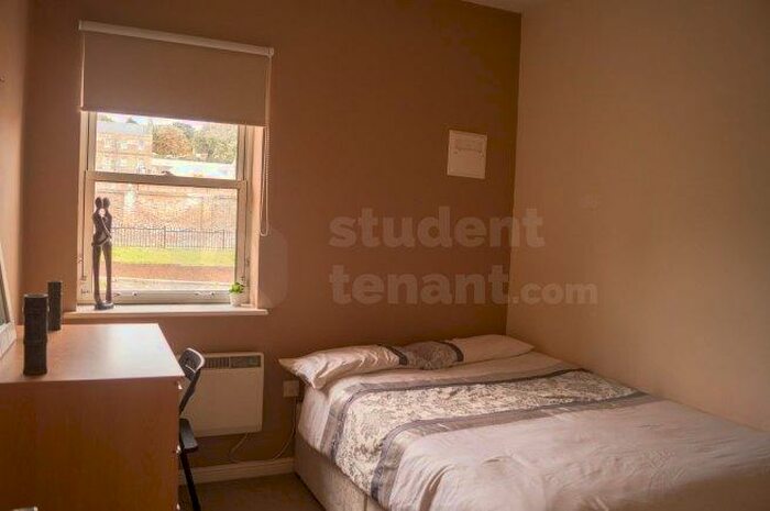 3 Bedroom Flat To Rent In Commissioners Court, ME4