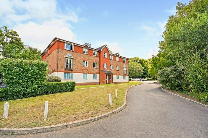 2 Bedroom Flat To Rent In Lindisfarne Gardens, Maidstone, Kent, ME16