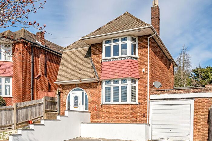3 Bedroom Detached House For Sale In Waddington Way, London, SE19