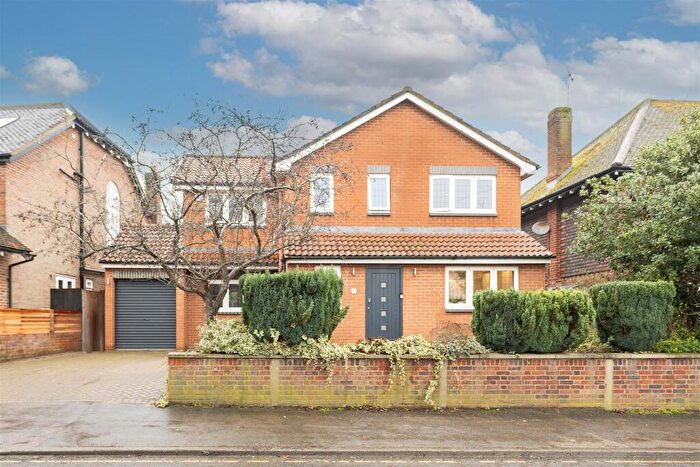 4 Bedroom Detached House For Sale In Crabtree Lane, Harpenden, AL5