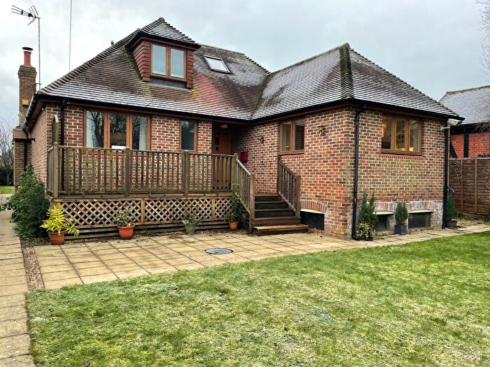 Bungalow To Rent In Thames Side, Staines, TW18