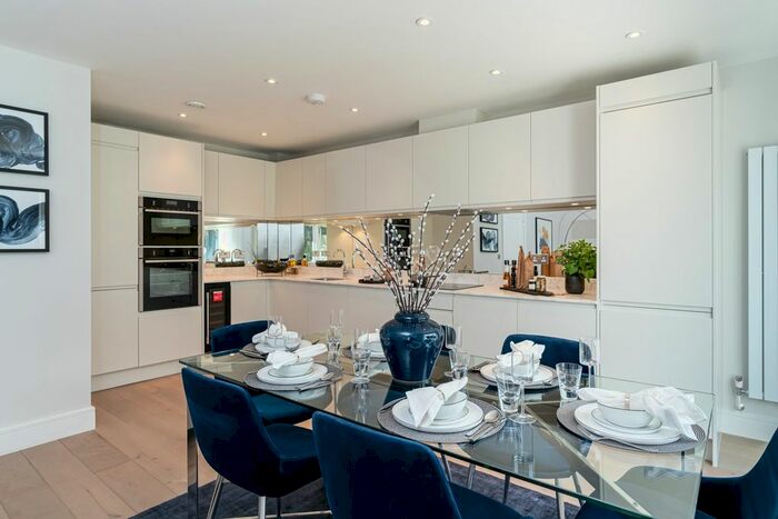 1 Bedroom Flat For Sale In Packhorse Road, Gerrards Cross, Buckinghamshire, SL9