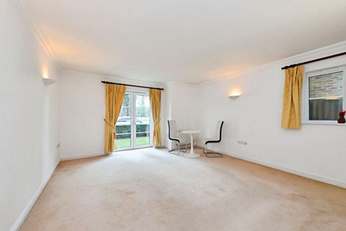 2 Bedroom Flat For Sale In Coldstream Road, Caterham, Surrey, CR3