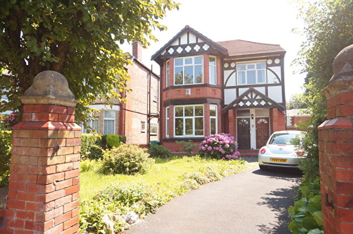 3 Bedroom Apartment To Rent In Kent Road West, Victoria Park, M14