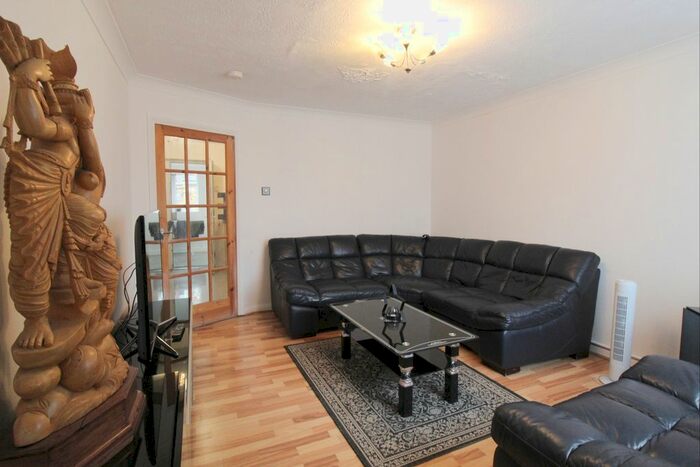 2 Bedroom Detached House To Rent In Kelvin Gardens, Croydon CR0