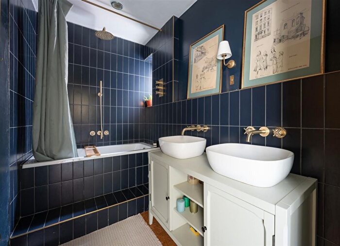 2 Bedroom Flat For Sale In Lower Clapton Road, London, E5