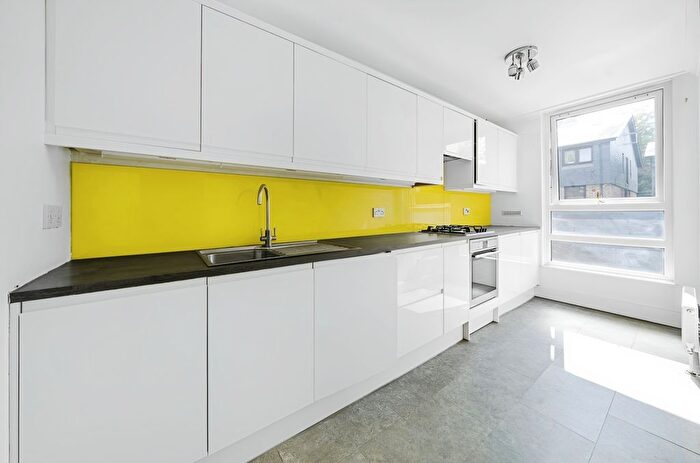 2 Bedroom Maisonette To Rent In Manaton Close, London, SE15