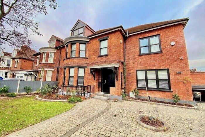 3 Bedroom Flat To Rent In Aldersbrook Road, London, E12