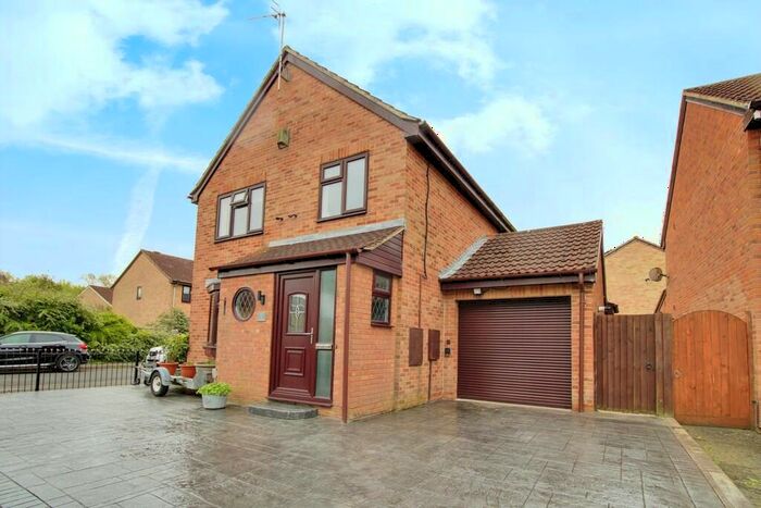 4 Bedroom Detached House For Sale In Clary Road, Swindon, SN2